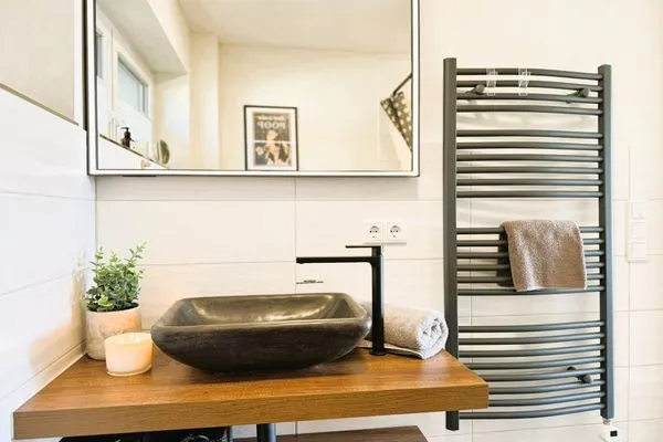 Bad mit Dusche, Waschbecken, Fön, WC, Fenster  Fördezauber