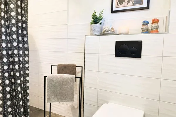 Bad mit Dusche, Waschbecken, Fön, WC, Fenster  Fördezauber