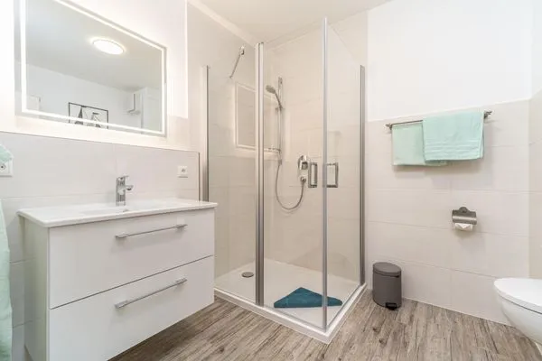 Bad mit Dusche und WC Parkresidenz am Hafen Wohnung HF 23 - "Viento"