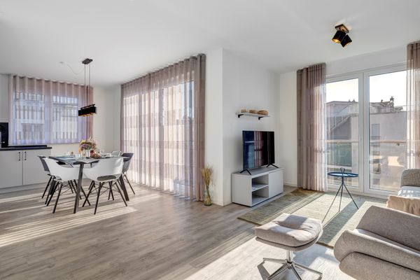  Apartment A10 „Pine Hill Resort“ – komfortables Apartment mit zwei Bädern, Balkon & leichtem Haffblick, Zugang zu den vi Zirchow - Wohnzimmer