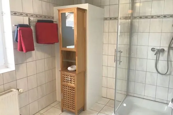 Großes Badezimmer mit Dusche, Fön, WC  Krischan
