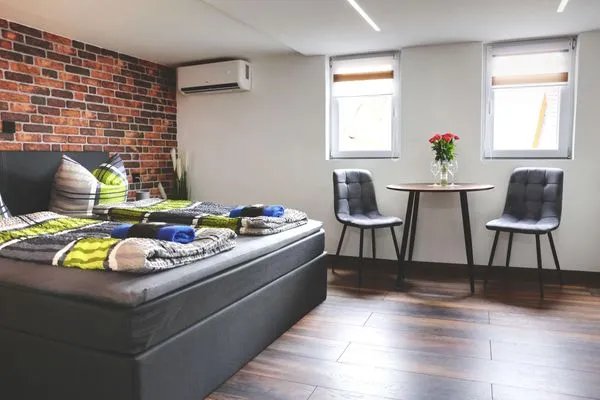 Blick auf Bett und Sitzecke  Ferienapartment Zur guten Quelle