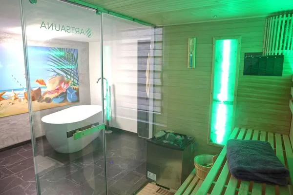 Blick aus der Sauna in das luxuriöse Badezimmer  Ferienapartment Zur guten Quelle
