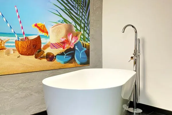 Ein wirkliches Highlight: die traumhaft schöne Badewanne.  Ferienapartment Zur guten Quelle
