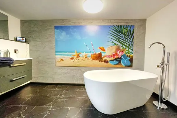Modernes Badezimmer mit freistehender Badewanne  Ferienapartment Zur guten Quelle