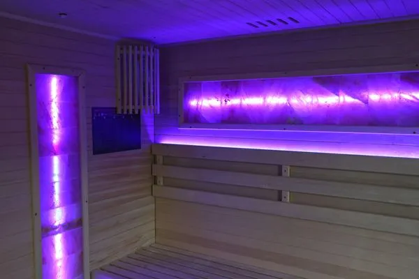 Moderne Sauna mit beleuchteten Salzsteinen sorgt für pure Entspannung  Ferienapartment Zur guten Quelle