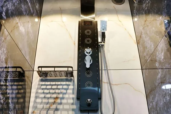 Detailansicht der modernen Dusche  Ferienapartment Zur guten Quelle