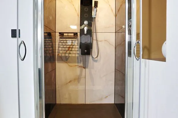 Traumhafte Dusche zwischen Küchenzeile und Schlafzimmer - getrennt von dem eigentlichen Badezimmer  Ferienapartment Zur guten Quelle