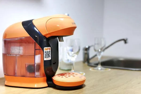 Kaffeemaschine und Wasserkocher in einem  Ferienapartment Zur guten Quelle