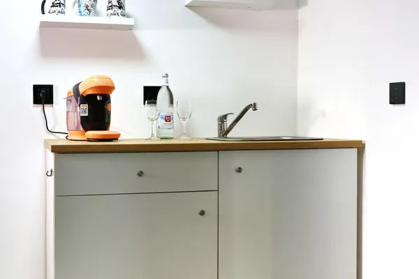 Küchenzeile im Eingangsbereich zum Apartment  Ferienapartment Zur guten Quelle