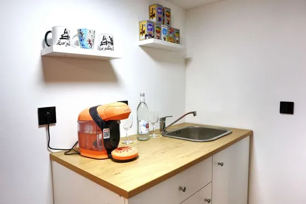 Küchenzeile mit Kaffeemaschine bzw. Wasserkocher  Ferienapartment Zur guten Quelle
