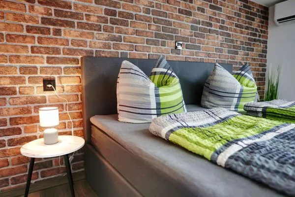 Bett und Ablage (links)  Ferienapartment Zur guten Quelle