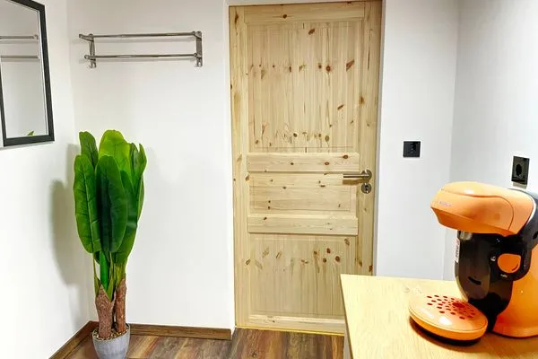 Eingangstür zu Zimmer 1. Zu sehen: Garderobe und Kaffeemaschine  Ferienapartment Zur guten Quelle