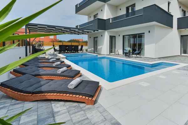 Die luxuriöse Villa Jomani mit privatem Pool und traumhaftem Meerblick in Bibinje – präsentiert von Urlando