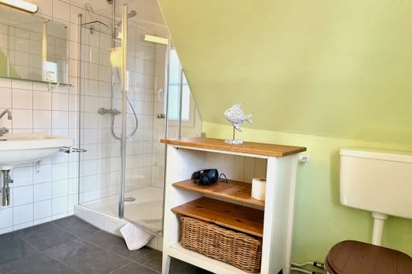  Ferienhaus am See Wasserburg - Badezimmer mit Dusche