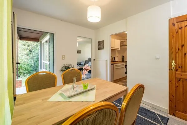 Essbereich mit Tisch mit Blick ins Wohnzimmer und die Küche  Waldpark Krätzersrasen