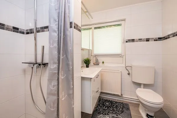 Badezimmer mit Dusche und WC  Waldpark Krätzersrasen