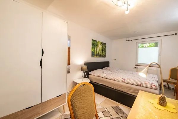 Schlafzimmer mit Schreibtisch und Schrank  Waldpark Krätzersrasen