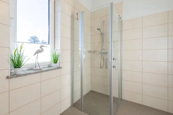 Ferienwohnung SeeNest Röbel - Bad mit Dusche  SeeNest