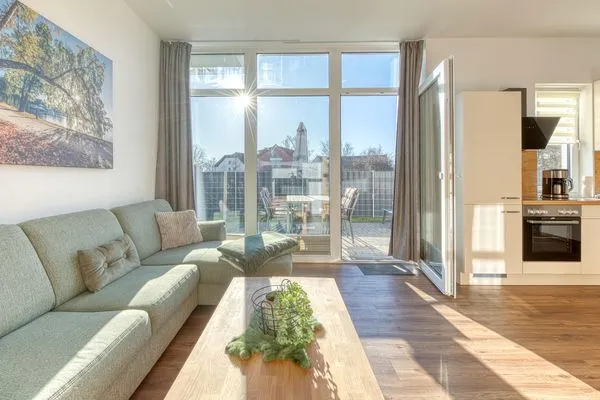 Ferienwohnung SeeNest Röbel - Wohnzimmer mit Terrasse  SeeNest