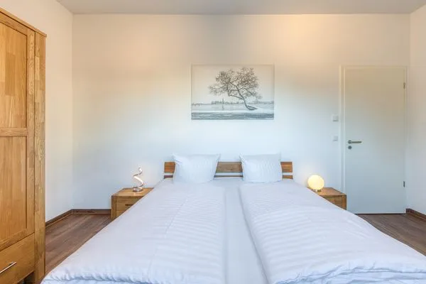 Ferienwohnung SeeBrise Röbel - Schlafzimmer mit Kleiderschrank  SeeBrise