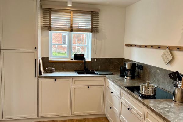  Fährmanns Hüs Wohnung Achterdeck Nebel - Küche / Küchenzeile