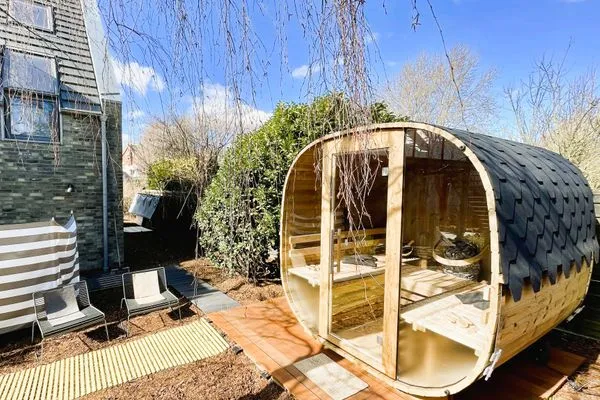 Moderne Fasssauna im Garten  Haifischsieben
