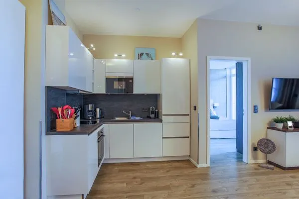 Ferienwohnung First Garden View Wustrow – Voll ausgestattete moderne Küche mit hochwertigen Geräten  First Garden View