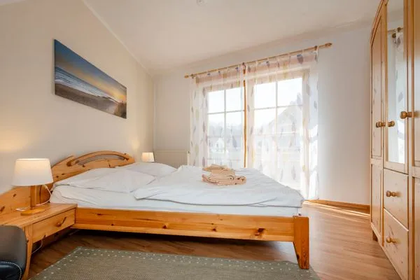 Schlafzimmer mit Doppelbett Ferienpark Freesenbruch Wohnung 2.4 - Familientraum
