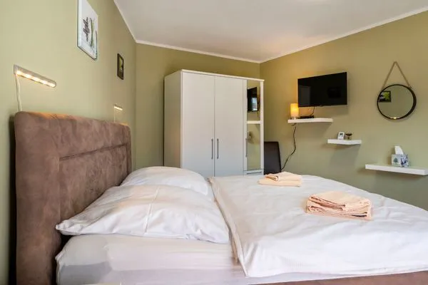 Schlafzimmer mit Doppelbett Ferienpark Freesenbruch Wohnung 4.3 - Inseltreff