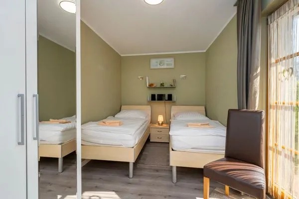 Schlafzimmer mit zwei Einzelbetten Ferienpark Freesenbruch Wohnung 4.3 - Inseltreff