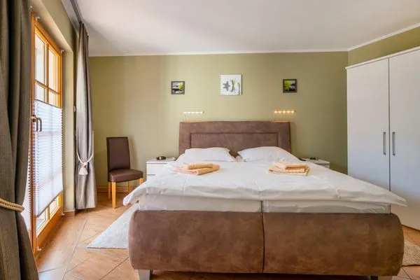 Schlafzimmer mit Doppelbett Ferienpark Freesenbruch Wohnung 4.3 - Inseltreff