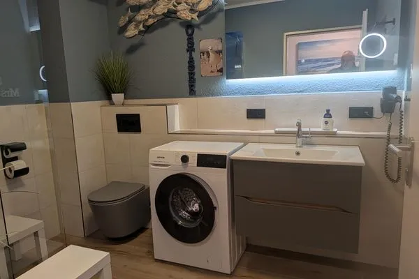 Badezimmer mit WC, Waschbecken und Waschmaschine Parkresidenz am Hafen Wohnung HF 11 - "MeerZeit"