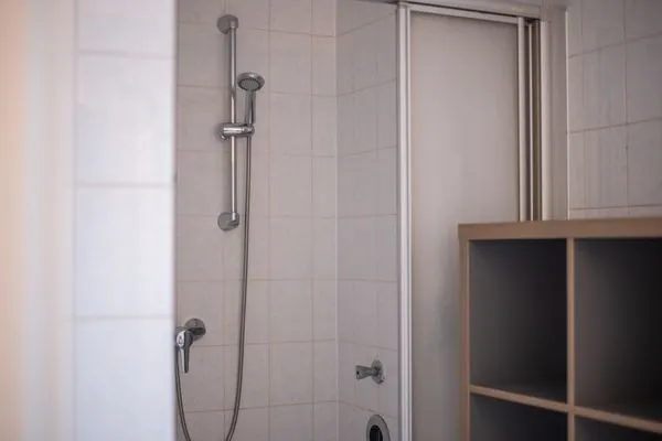 Badezimmer  Meerhafen - mit eigenem Strandkorb im Herzen vom Niendorfer Hafen