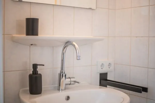 Badezimmer  Meerhafen - mit eigenem Strandkorb im Herzen vom Niendorfer Hafen