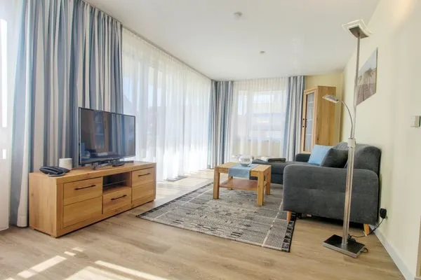 Wohnbereich mit Sofa und TV Residenz am Strand Wohnung 2-33