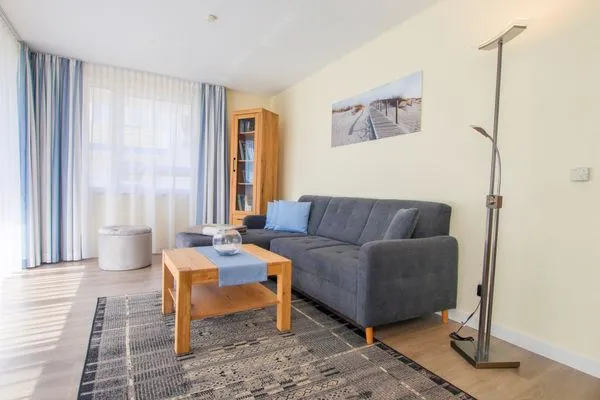 Wohnbereich mit Sofa Residenz am Strand Wohnung 2-33