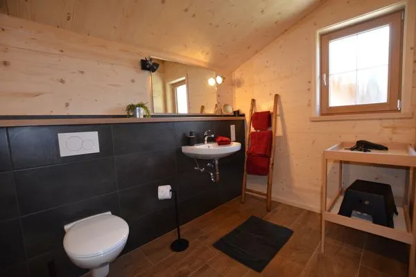 Badezimmer mit Dusche und WC  Holzar Chalet - Feriendorf Via Claudia Haus 72