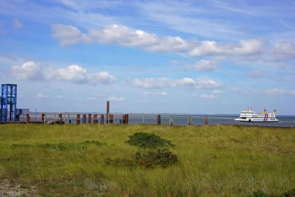 Einfahrt der Fähre am Fähranleger in Wittdün auf Amrum Haus *Weiße Düne* Ferienwohnung *Weiße Düne 9 / Gen Norden*