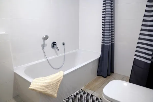 Badezimmer mit Wanne in der Ferienwohnung Weiße Düne 9 | Gen Norden in Wittdün auf Amrum Haus *Weiße Düne* Ferienwohnung *Weiße Düne 9 / Gen Norden*