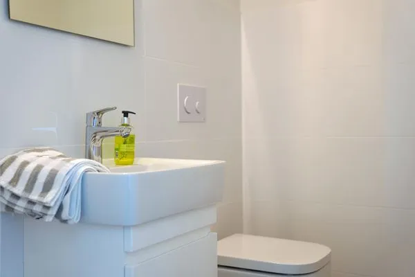 Gäste-WC in der Ferienwohnung Weiße Düne 9 | Gen Norden in Wittdün auf Amrum Haus *Weiße Düne* Ferienwohnung *Weiße Düne 9 / Gen Norden*