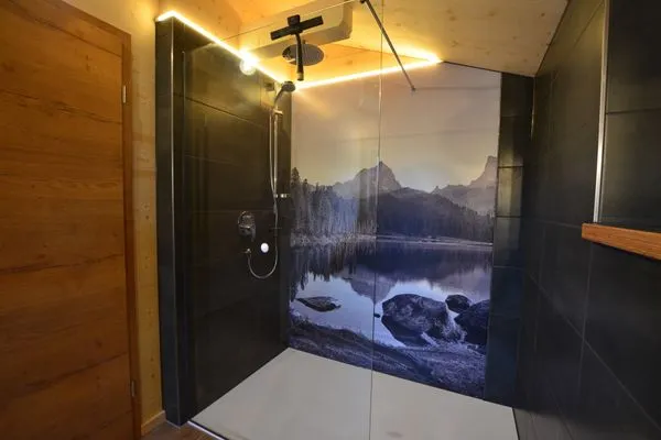 Badezimmer mit Dusche und WC  Holzar Chalet - Feriendorf Via Claudia Haus 72