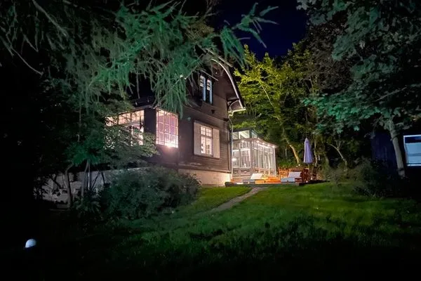 Außenansicht bei Nacht  Villa Lohengrin