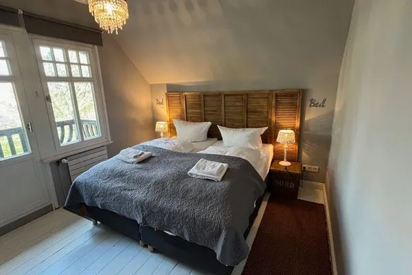 Schlafzimmer mit großen Doppelbett  Villa Lohengrin
