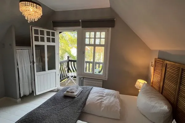 1. Schlafzimmer mit Doppelbett  Villa Lohengrin