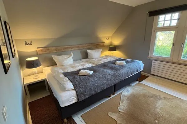 1. Schlafzimmer mit Doppelbett  Villa Lohengrin