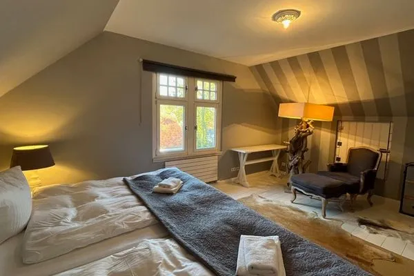 Schlafzimmer mit großen Doppelbett  Villa Lohengrin