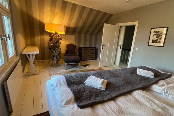 Schlafzimmer mit großen Doppelbett  Villa Lohengrin