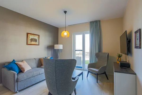 ChatGPT:  Ferienapartment Ostseestuv Wustrow – Stilvoller Wohnbereich mit gemütlicher Sitzecke und Zugang zur Terrasse  Ostseestuv