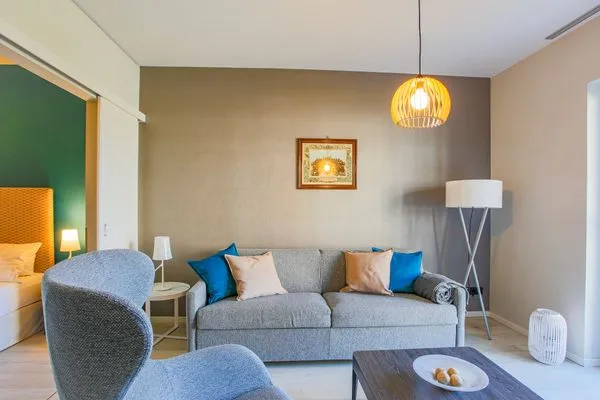 ChatGPT:  Ferienapartment Ostseestuv Wustrow – Eleganter Wohnbereich mit gemütlichem Sofa und stilvollem Ambiente  Ostseestuv